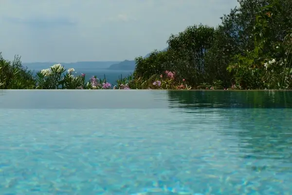 Piscina a tracimazione